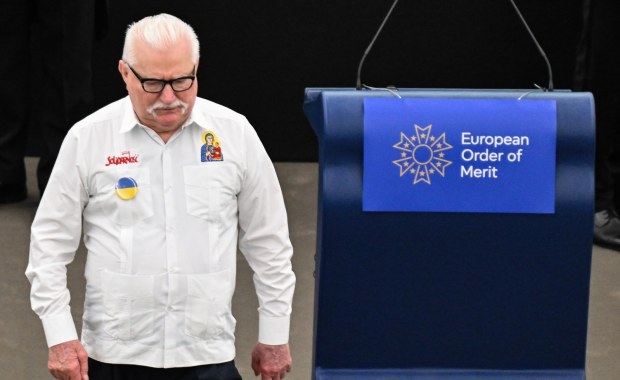 Wałęsa i Buzek odznaczeni. "Honorujemy tych, którzy ją budowali"