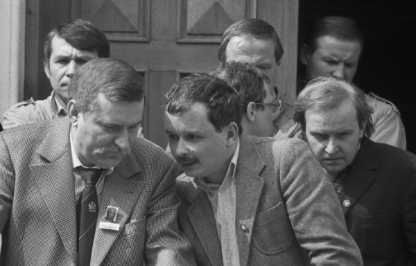 https://i.iplsc.com/walesa-i-kaczynscy-zanim-ich-drogi-sie-rozeszly/0002P1NM7J2OADYT-C317-F3.jpg