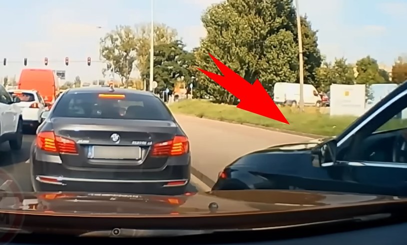 Walka była tak zażarta, że kierowca BMW próbował nawet jazdy chodnikiem / Fot: Ytube /