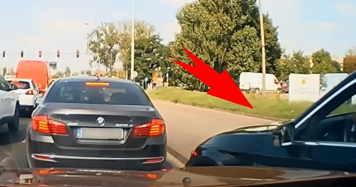 Walka była tak zażarta, że kierowca BMW próbował nawet jazdy chodnikiem / Fot: Ytube /