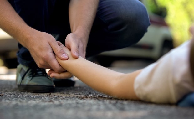 Walka o życie nieprzytomnej matki. Obok trójka małych dzieci