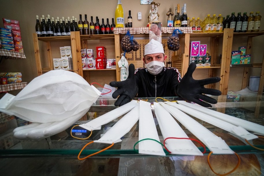 Walka z koronawirusem: Rząd Włoch wyjaśnia, co wolno robić, a czego unikać /CESARE ABBATE /PAP/EPA