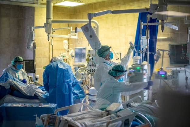 Walka z koronawirusem trwa na całym świecie. Na zdjęciu pracownicy szpitala w czeskiej Pradze /Martin Divisek /PAP/EPA