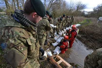 walka z powodzią w Anglii / 	PAP/EPA/Cpl Richard Cave /PAP/EPA