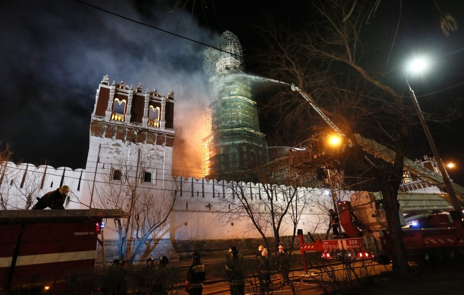 Walkę z pożarem utrudnia silny wiatr /YURI KOCHETKOV /PAP/EPA