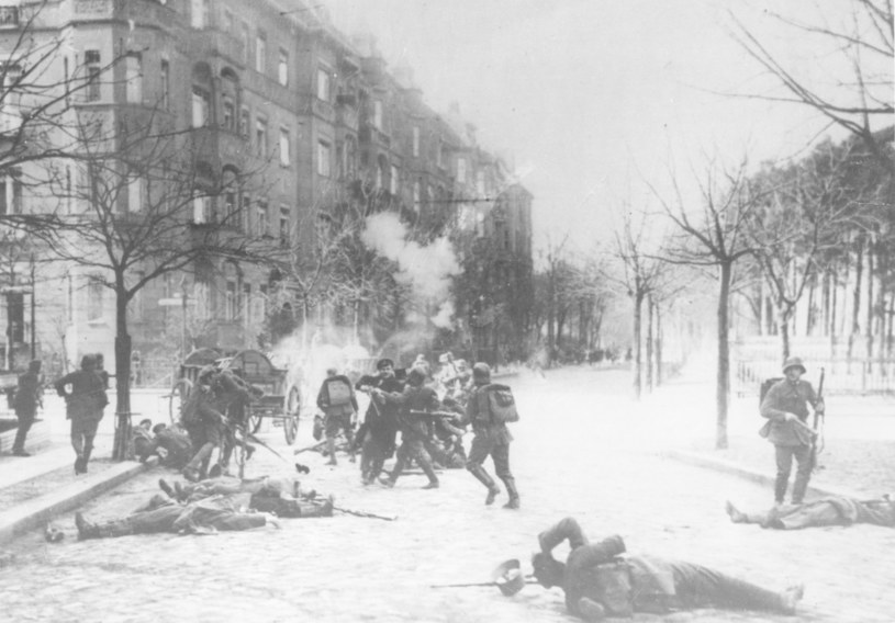 Walki na ulicach Berlina w czasie zamieszek wywołanych przez komunistyczny Związek Spartakusa - styczeń 1919 r. /Hulton Archive /Getty Images