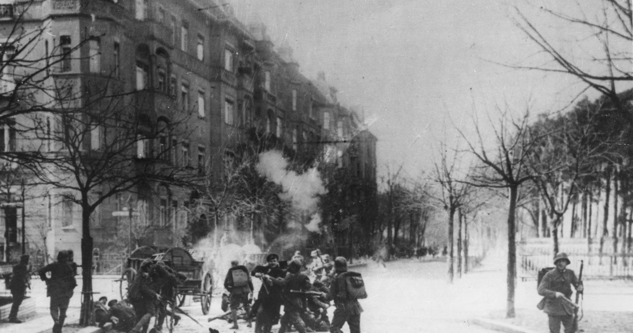 Walki na ulicach Berlina w czasie zamieszek wywołanych przez komunistyczny Związek Spartakusa - styczeń 1919 r. /Hulton Archive /Getty Images