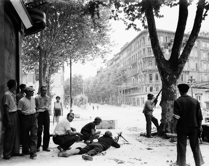 Walki na ulicach Paryża w sierpniu 1944 roku /Getty Images/Flash Press Media
