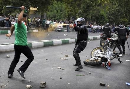 Walki na ulicach Teheranu przeniosły się do internetu /AFP