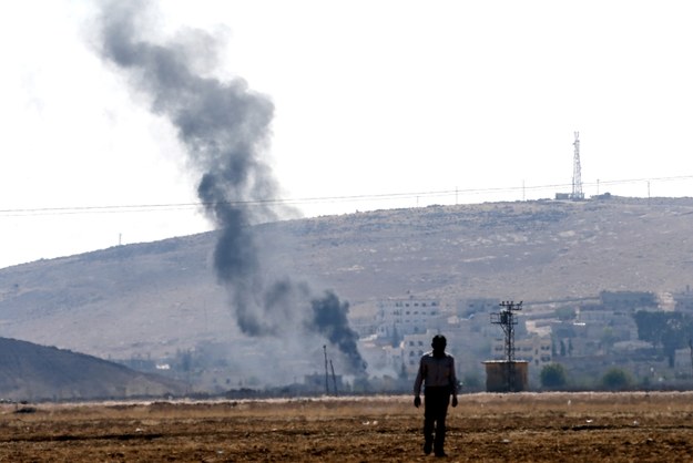 Walki o miasto Kobane zamieszkałe przez syryjskich Kurdów /SEDAT SUNA /PAP/EPA