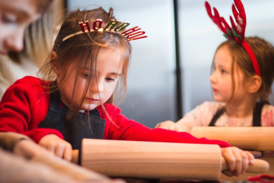 Wałkowanie ciasta na pierniczki /Maciej Nycz /RMF FM