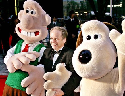 Wallace i Gromit w objęciach swego twórcy Nicka Parka /AFP