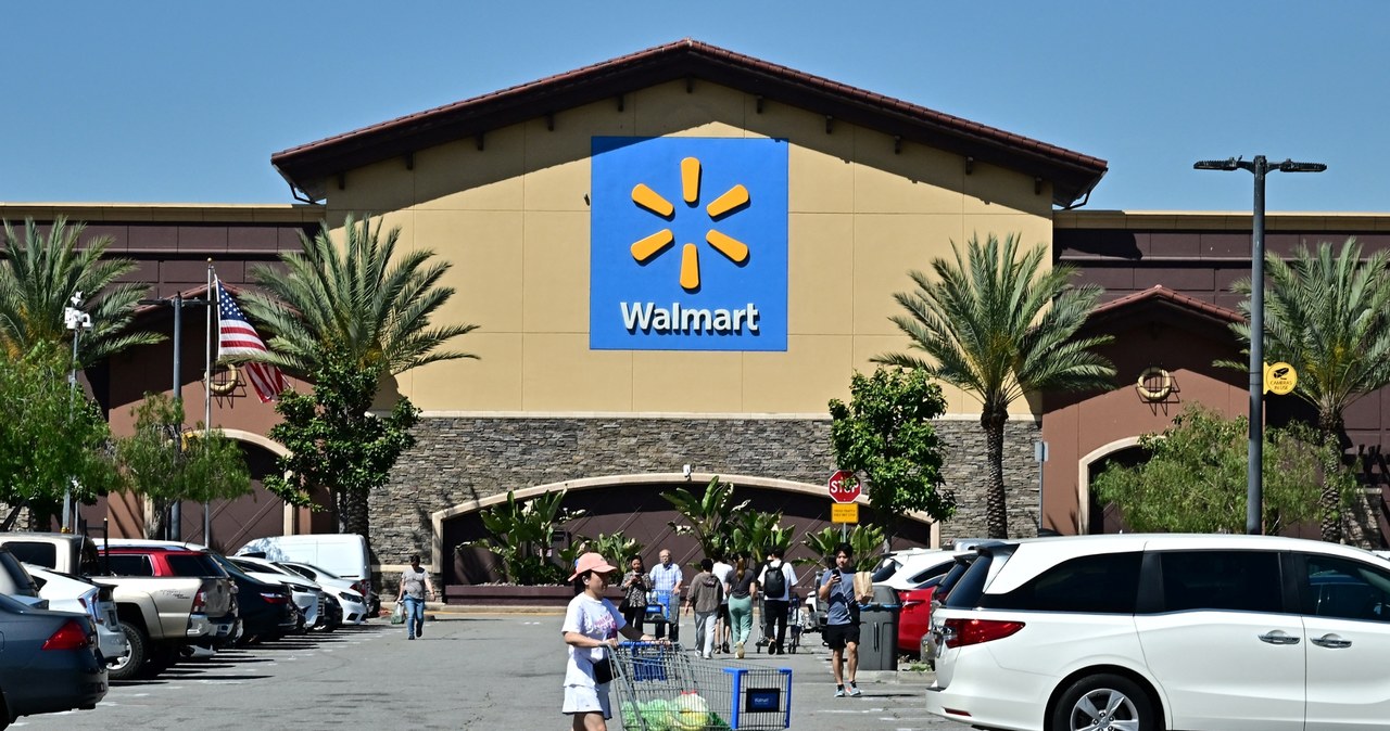 Walmart podnosi ceny. To rakcja na cła wprowadzone przez administrację Donalda Trumpa. Na zdjęciu sklep sieci w Kalifornii /FREDERIC J. BROWN /AFP