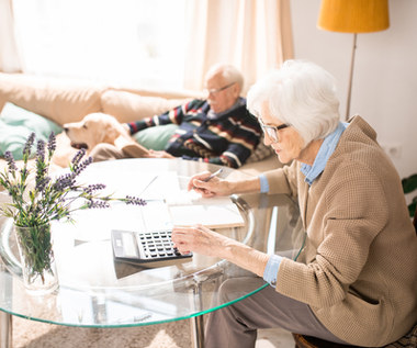 Waloryzacja emerytur 2022 r. Czy podwyżka pozwoli seniorom spłacić długi?