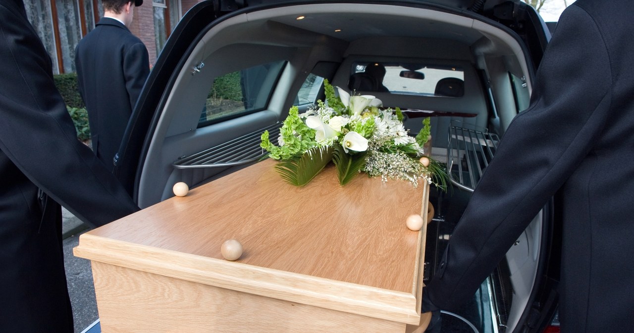 Waloryzacja zasiłku pogrzebowego jest konieczna - twierdzą przedstawiciele branży funeralnej /123RF/PICSEL