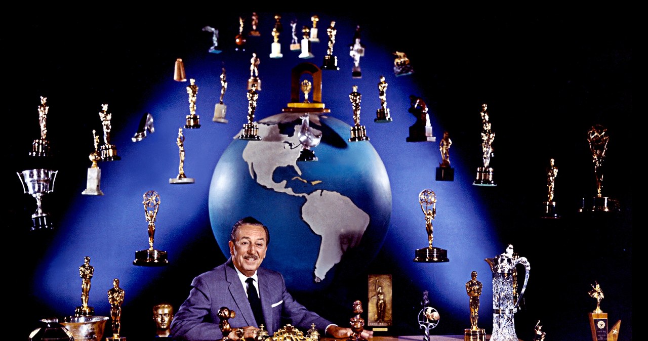 Walt Disney i liczne trofea przyznane jego dziełom (1963) /Tom Nebbia/Corbis via Getty Images /Getty Images