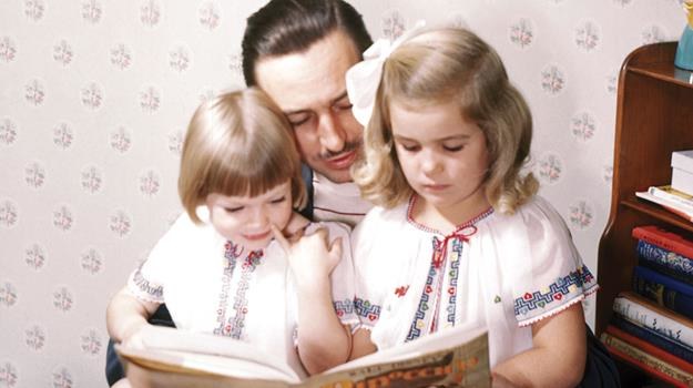Walt Disney z córkami: Sharon i Diane. Dzięki tej ostatniej możemy cieszyć się urokami Disneylandu /AFP