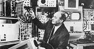 Walter Bruch, wynalazca systemu telewizji kolorowej PAL, przy pracy w laboratorium Telefunken AG w H /Encyklopedia Internautica