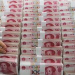 Waluty: Chiński juan czwartą walutą świata