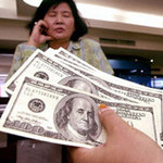 Waluty: dolar najsłabszy od roku