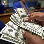 Waluty: Giganci pozbywają się dolarów