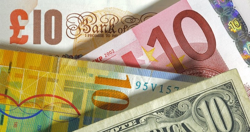 Waluty: Złoty w poniedziałek rano osłabia się /123RF/PICSEL