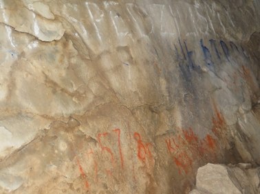 Wandale wymalowali sprayem jaskinię w Tatrach