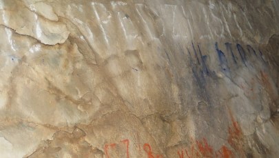 Wandale wymalowali sprayem jaskinię w Tatrach