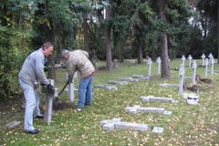 Wandale zbezcześcili Kwaterę Pionierów w Szczecinie