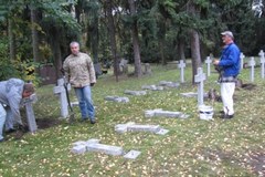 Wandale zbezcześcili Kwaterę Pionierów w Szczecinie