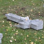 Wandale zdemolowali ponad 50 krzyży na szczecińskim Cmentarzu Centralnym