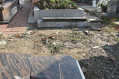 Wandale zniszczyli groby na cmentarzu w Zabrzu