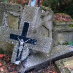 Wandalizm na dawnym cmentarzu. Zniszczono elementy lapidarium