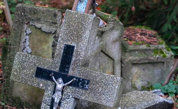 Wandalizm na dawnym cmentarzu. Zniszczono elementy lapidarium
