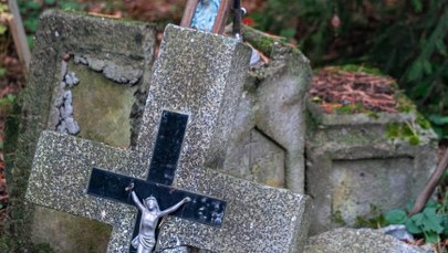Wandalizm na dawnym cmentarzu. Zniszczono elementy lapidarium
