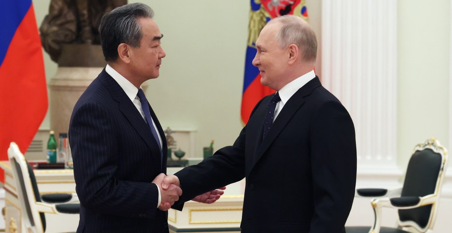Wang Yi i Władimir Putin /ANTON NOVODEREZHKIN/SPUTNIK/KREMLIN / POOL MANDATORY CREDIT /PAP/EPA
