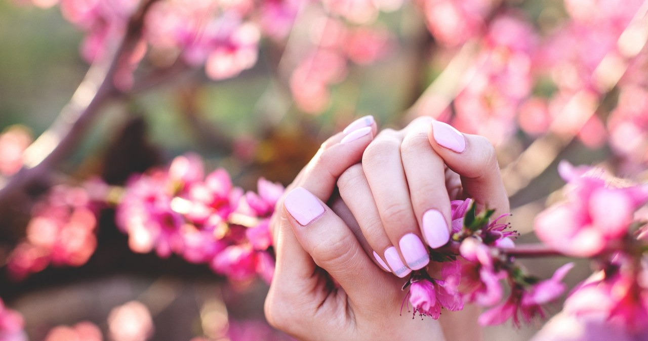 Wariacje różowego manicure – od lukrowanych paznokci po neony /123RF/PICSEL
