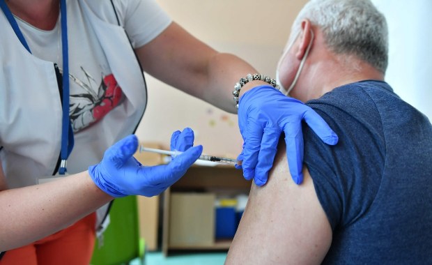 Wariant Delta w Polsce. Rząd wycofuje się ze zmian ws. kwarantanny