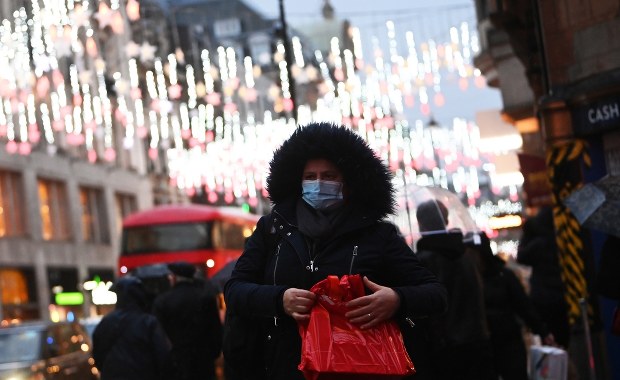 Wariant ​Omikron rozprzestrzenia się w Europie. Rekordy zakażeń w kolejnych krajach