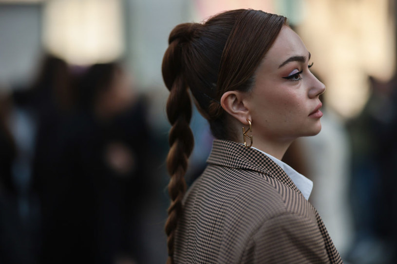 The braid is very feminine, so it's worth choosing a wesele / Jeremy Moeller / Contributor / Getty Images hairstyle.