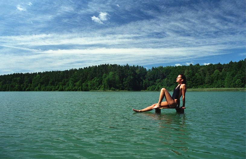 Warmia, kobieta opalająca się na jeziorze /Piotr Płaczkowski /Reporter