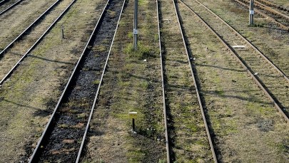 Warmińsko-Mazurskie: Fragment wiaduktu spadł na torowisko