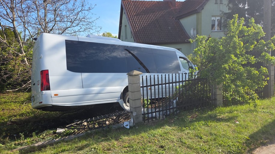 Warmińsko-mazurskie: Poważny wypadek busa szkolnego w miejscowości Łęgajny niedaleko Olsztyna /KW PSP Olsztyn /Państwowa Straż Pożarna