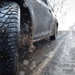 Warmińsko-mazurskie: Sypie śnieg, na drogach ślisko