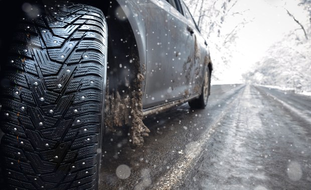 Warmińsko-mazurskie: Sypie śnieg, na drogach ślisko