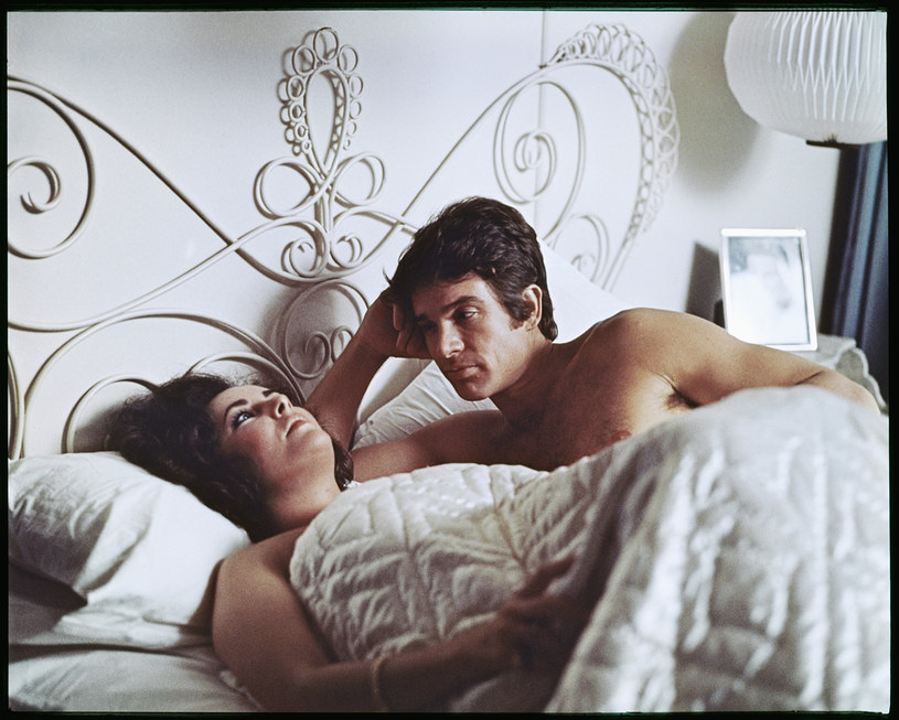 Warren Beatty i Elizabeth Taylor w łóżkowej scenie w filmie "Jedyna gra w mieście" /Camerique  /Getty Images