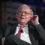 Warren Buffett daje przykład. Tak zarabia na giełdzie, upodobał sobie jeden typ spółek