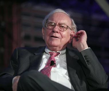 Warren Buffett daje przykład. Tak zarabia na giełdzie, upodobał sobie jeden typ spółek