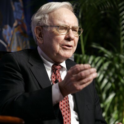 Warren Buffett zapewnił, że akcje sprawdzonych firm na dłuższą metę wzrosną. /AFP