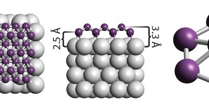 Warstwa atomów boru (fioletowych) na srebrnym podłożu /materiały prasowe